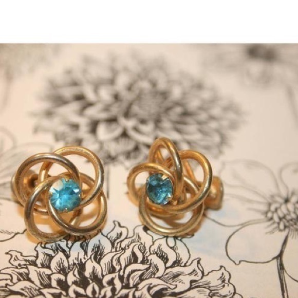 Vintage Gold Tone Flower Earrings - Picture 1 of 4